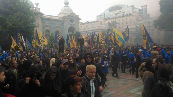 Нацисты «Азова» начинают марш в Киеве, в толпе призывают к погромам Нацисты «Азова» начинают марш в Киеве, в толпе призывают к погромам