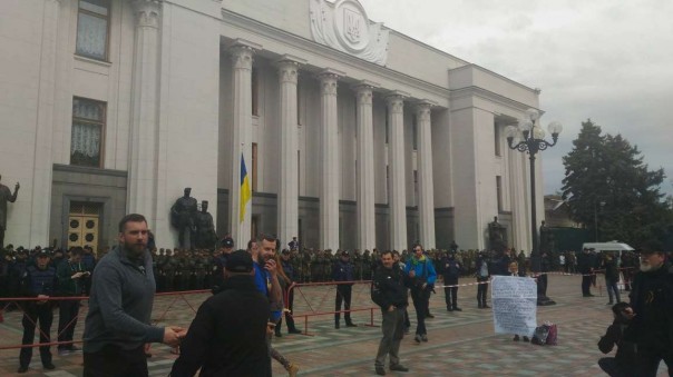 Нацисты «Азова» начинают марш в Киеве, в толпе призывают к погромам Нацисты «Азова» начинают марш в Киеве, в толпе призывают к погромам