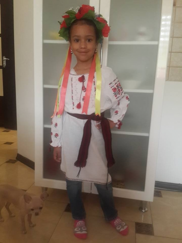 Хуторской расизм: чернокожую украинку не пустили на парад вышиванок из-за ее цвета кожи Хуторской расизм: чернокожую украинку не пустили на парад вышиванок из-за ее цвета кожи