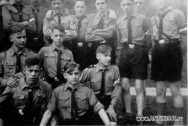 На Украине для детей ввели форму "Гитлерюгенд" по аналогии с гитлеровской Германией На Украине для детей ввели форму "Гитлерюгенд" по аналогии с гитлеровской Германией