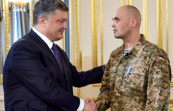 Комбат-киборг, пожиравший в плену собственные погоны, стал лицом рекламной кампании в Киеве