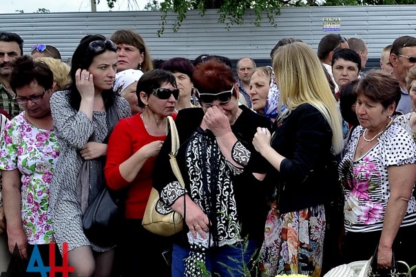 Митинг по случаю второй годовщины начала бомбежек Донецка. Митинг по случаю второй годовщины начала бомбежек Донецка.