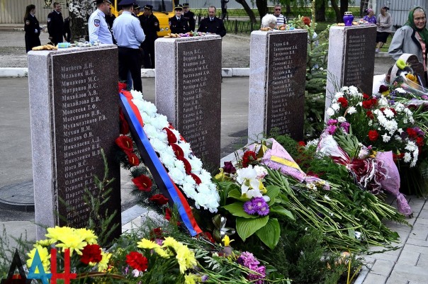 Митинг по случаю второй годовщины начала бомбежек Донецка. Митинг по случаю второй годовщины начала бомбежек Донецка.