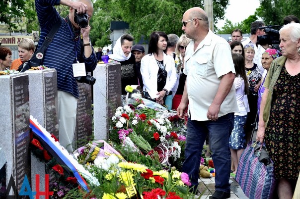 Митинг по случаю второй годовщины начала бомбежек Донецка. Митинг по случаю второй годовщины начала бомбежек Донецка.