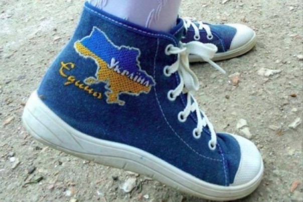 Украинские родители не захотели уродовать своих детей вышиванками в день последнего звонка