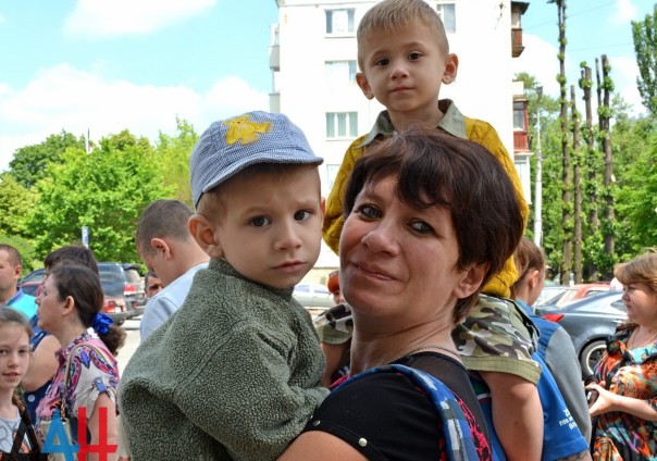 Аппарат омбудсмена ДНР отправил на экскурсию в Москву 25 детей, пострадавших от агрессии ВСУ