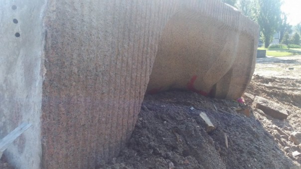 В Киеве неизвестные бесплатно снесли памятник чекистам