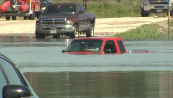 На побережье США стремительно надвигается тропический шторм "Бонни"