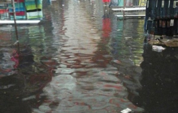 По Харькову пронесся ураган и мощный ливень По Харькову пронесся ураган и мощный ливень