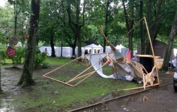 По Харькову пронесся ураган и мощный ливень По Харькову пронесся ураган и мощный ливень