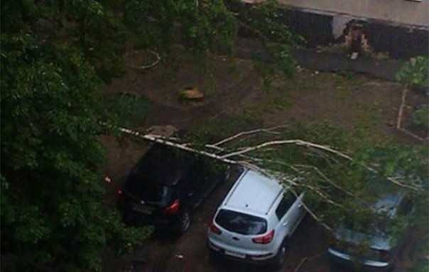 По Харькову пронесся ураган и мощный ливень По Харькову пронесся ураган и мощный ливень