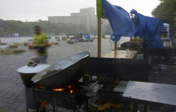 По Харькову пронесся ураган и мощный ливень По Харькову пронесся ураган и мощный ливень