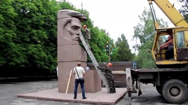 В Херсоне демонтировали памятник Цюрупе