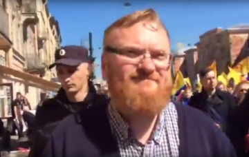 Милонов на Первомае отобрал флаги у проукраинских активистов