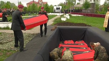 Одна на всех: под Киевом в братской могиле похоронили бойцов Красной армии