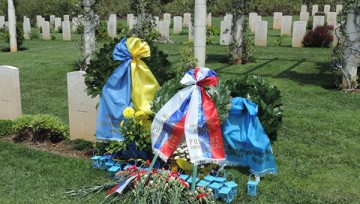 Дипломаты РФ и Украины возложили венки к могиле советского воина в Афинах