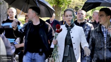 Украинского оппозиционного депутата закидали яйцами и зеленкой в Славянске