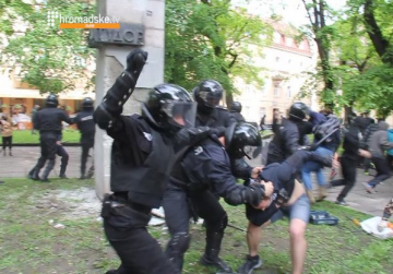 Во Львове полицейские избили активистов, которые пытались снести памятник советскому писателю