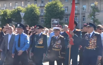 В Черкассах украинские экстремисты пытались вырвать Знамя Победы из рук ветеранов