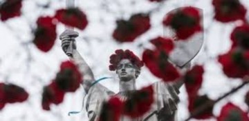 Когда живешь на помойке, поневоле принюхиваешься