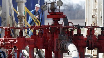 Париж изучит возможность запрета поставок сланцевого газа во Францию