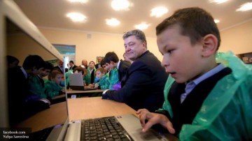 Украинских школьников одели в целлофан в честь приезда Порошенко