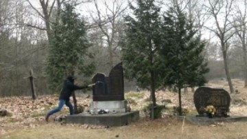 Надпись "бандиты-бандеровцы" появилась на могиле бойцов УПА в Польше