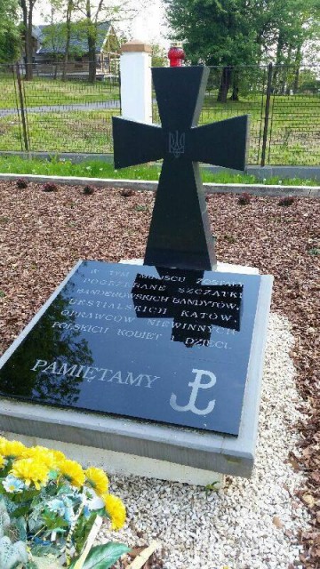 «Здесь лежат останки убийц» — поляки исправили табличку боевикам УПА