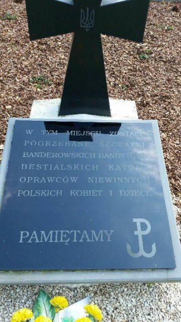 «Здесь лежат останки убийц» — поляки исправили табличку боевикам УПА
