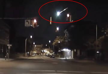 Видеорегистратор в полицейской машине заснял огненный шар в небе над США