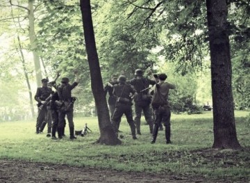 Мифотворчество на марше: в Ивано-Франковске реконструировали мифический бой  УПА против фашистов