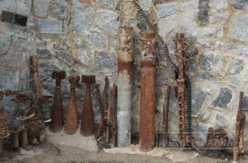 В Запорожской области на сооружение забора пошли и лимонки, и корпус авиабомбы