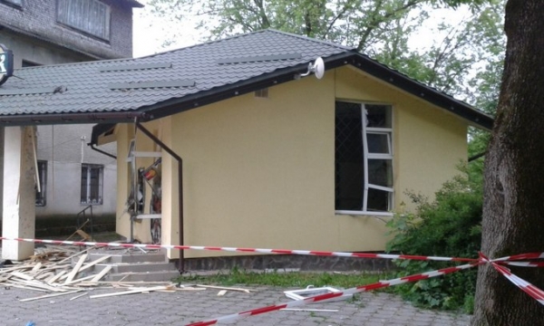 Украина становится все «ближе» к Европе: На Львовщине взорвали Ощадбанк и украли деньги из банкомата Украина становится все «ближе» к Европе: На Львовщине взорвали Ощадбанк и украли деньги из банкомата