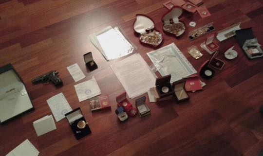 В доме Героя Украины нашли чемодан с долларами и фашистскими наградами