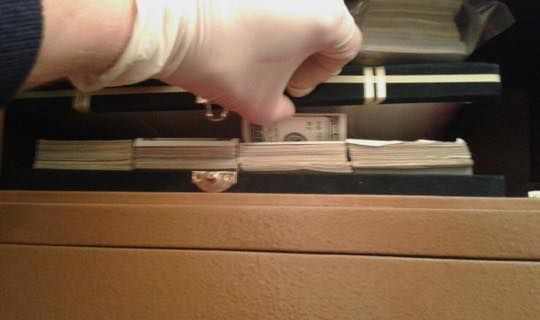 В доме Героя Украины нашли чемодан с долларами и фашистскими наградами