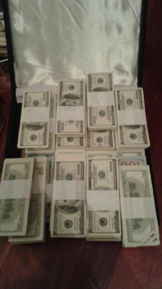 В доме Героя Украины нашли чемодан с долларами и фашистскими наградами