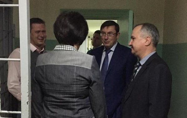 Страна дураков: генпрокурор Луценко провел экскурсию в изолятор СБУ, которого якобы не существует Страна дураков: генпрокурор Луценко провел экскурсию в изолятор СБУ, которого якобы не существует