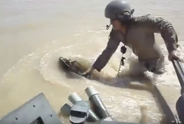 "Тут уметь надо" - морские пехотинцы США ухитрились утопить танк-амфибию "Тут уметь надо" - морские пехотинцы США ухитрились утопить танк-амфибию
