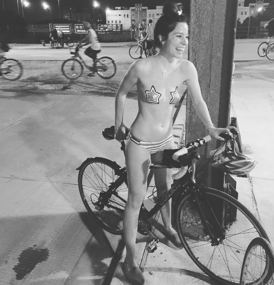 Сотни голых велосипедистов проехали по улицам Лондона 18+