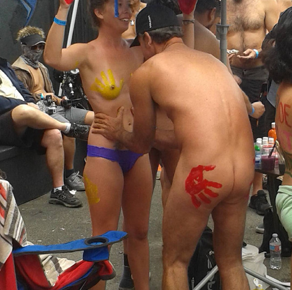 Сотни голых велосипедистов проехали по улицам Лондона 18+