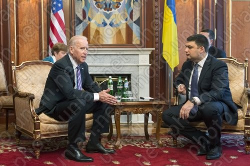Байден на встрече с Гройсманом заявил, что США поддерживают революцию на Украине Байден на встрече с Гройсманом заявил, что США поддерживают революцию на Украине