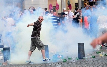 Английские футбольные болельщики вновь провоцируют беспорядки