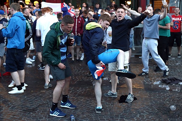 Английские футбольные болельщики вновь провоцируют беспорядки