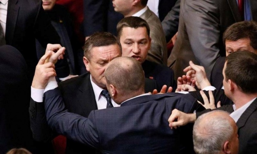 В Раде подрались из-за «плохой кармы» Порошенко В Раде подрались из-за «плохой кармы» Порошенко