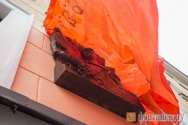 Фашисту доску открывать - без проблем, а памятник жертвам концлагеря - не едут