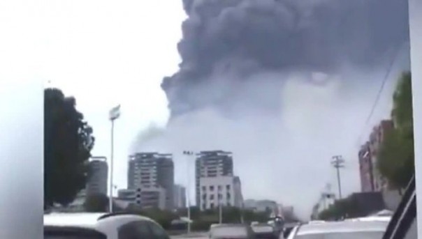 В китайской провинции Хубэй горит химический завод