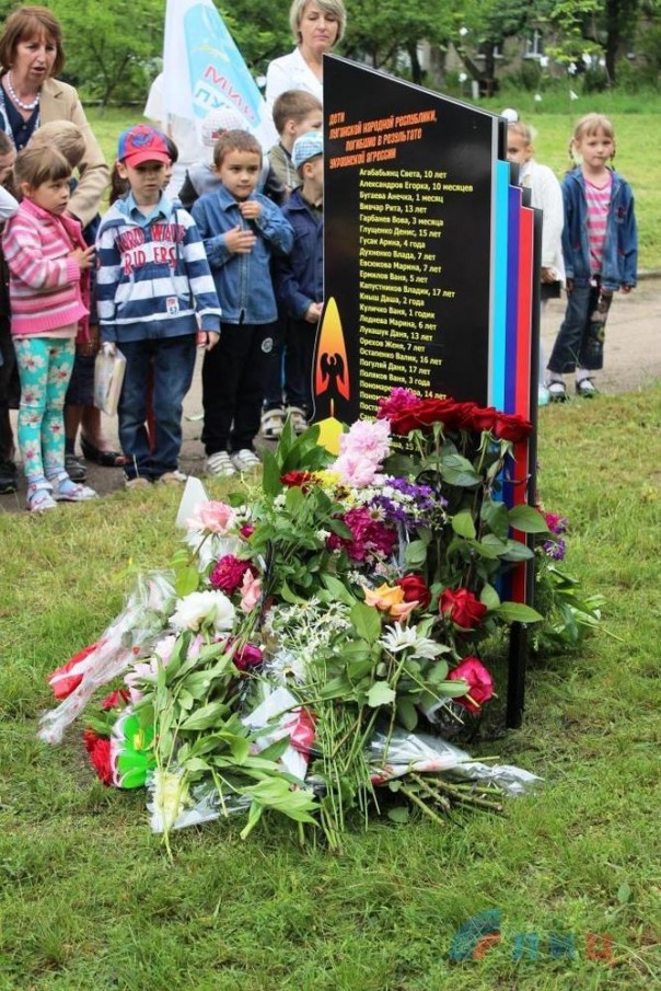 В Донецке и Луганске почтили память погибших детей В Донецке и Луганске почтили память погибших детей