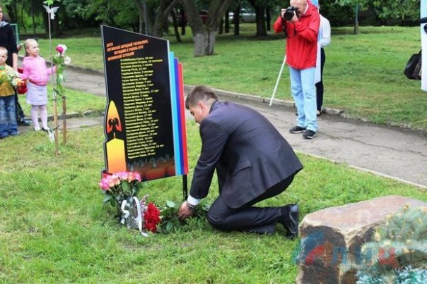 В Донецке и Луганске почтили память погибших детей В Донецке и Луганске почтили память погибших детей