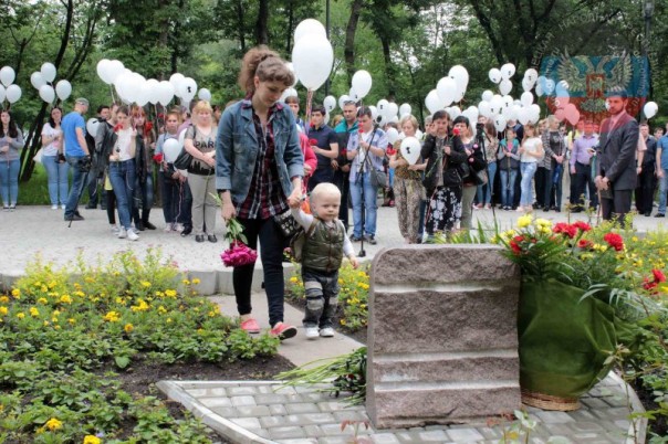 В Донецке и Луганске почтили память погибших детей В Донецке и Луганске почтили память погибших детей