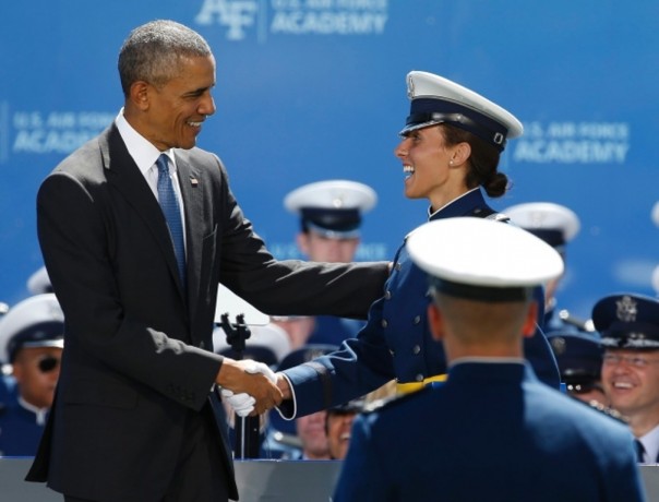 На авиашоу для Обамы и выпускников академии ВВС разбился военный самолет